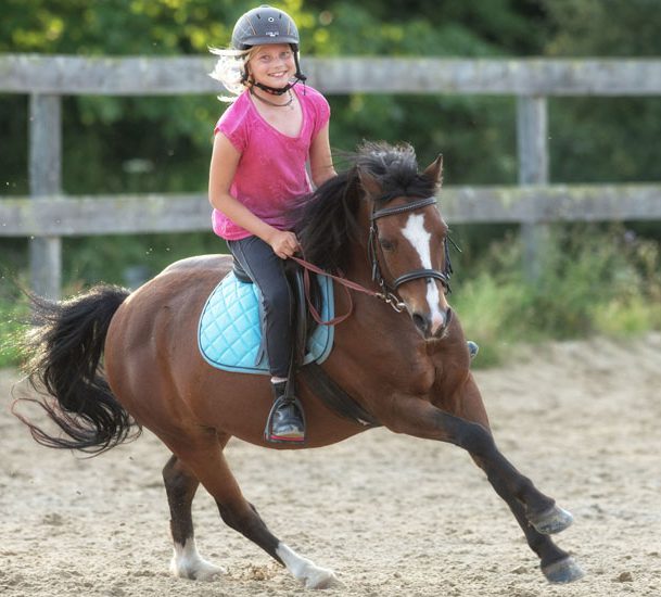 Reiten ist ein schönes Hobby für Kinder.