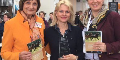 Jessica Bunjes nimmt den Nordpferd-Award "Impulse" für den Reiter-Guide entgegen.