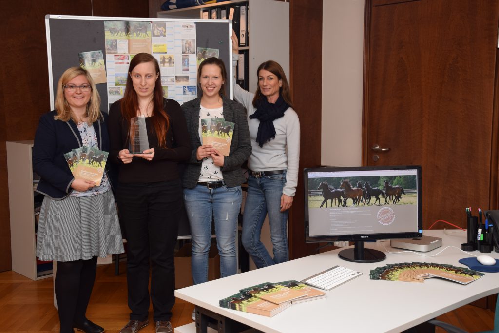 Das Team hinter dem Reiter-Guide (v. l. n. r.): Anja Graf (Website-Gestaltung), Sabrina Aust (Website-Programmierung), Svenja Paetsch (Redaktionsassistenz) und Nadia Richardt (Mediaberatung) unterstützten Jessica Bunjes bei der Realisierung des Reiter-Guides und freuen sich sehr über den Preis.