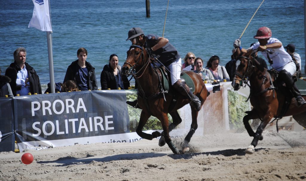 Spannende Spiele bei der Deutschen Beach Polo Meisterschaft