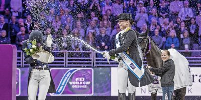 Das Bild zeigt Laura Graves (links) und Isabell Werth bei der Siegerehrung nach dem Weltcupfinale 2017, FOTO: CHIO AACHEN