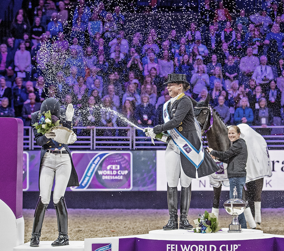 Das Bild zeigt Laura Graves (links) und Isabell Werth bei der Siegerehrung nach dem Weltcupfinale 2017, FOTO: CHIO AACHEN