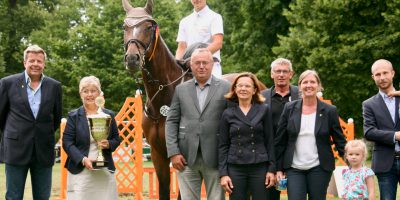 Teamsieg für Wiesbadener Springreiter beim Schlossparkturnier in Wiesbaden-Biebrich