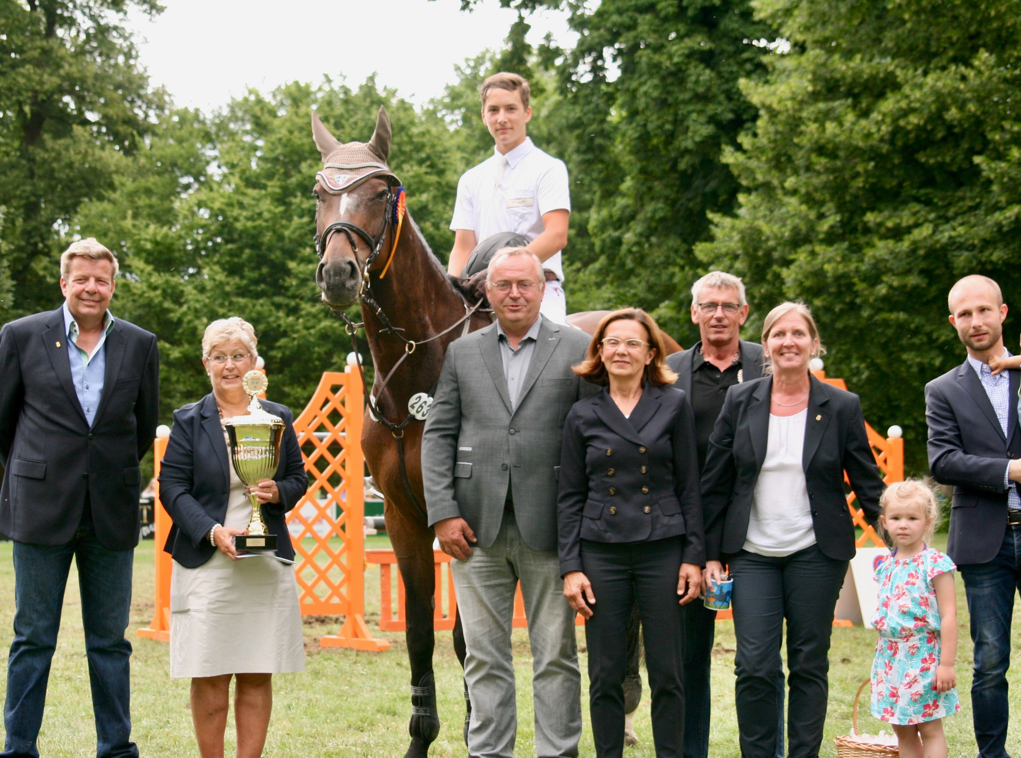 Teamsieg für Wiesbadener Springreiter beim Schlossparkturnier in Wiesbaden-Biebrich