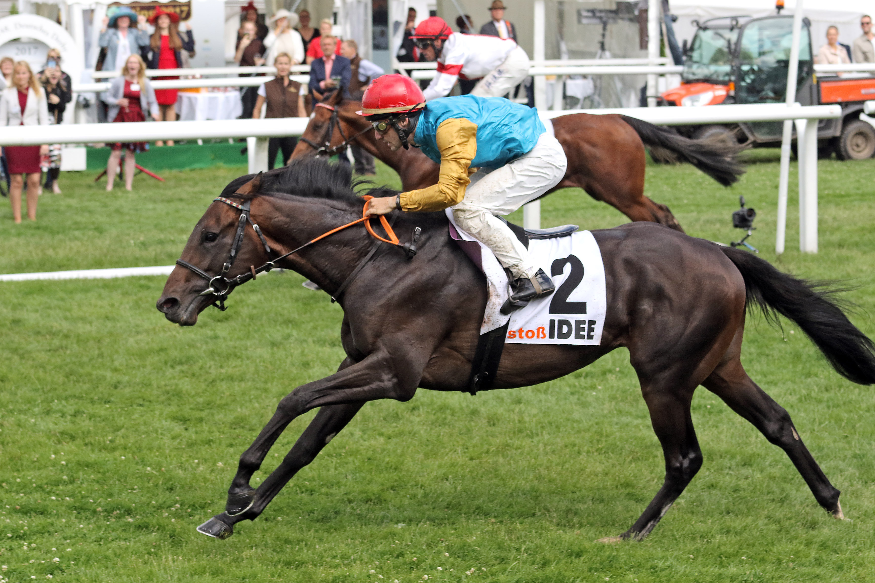 Windstoss mit Maxim Pecheur gewinnt das 148. IDEE Deutsches Derby. Galopprennbahn Hamburg-Horn.