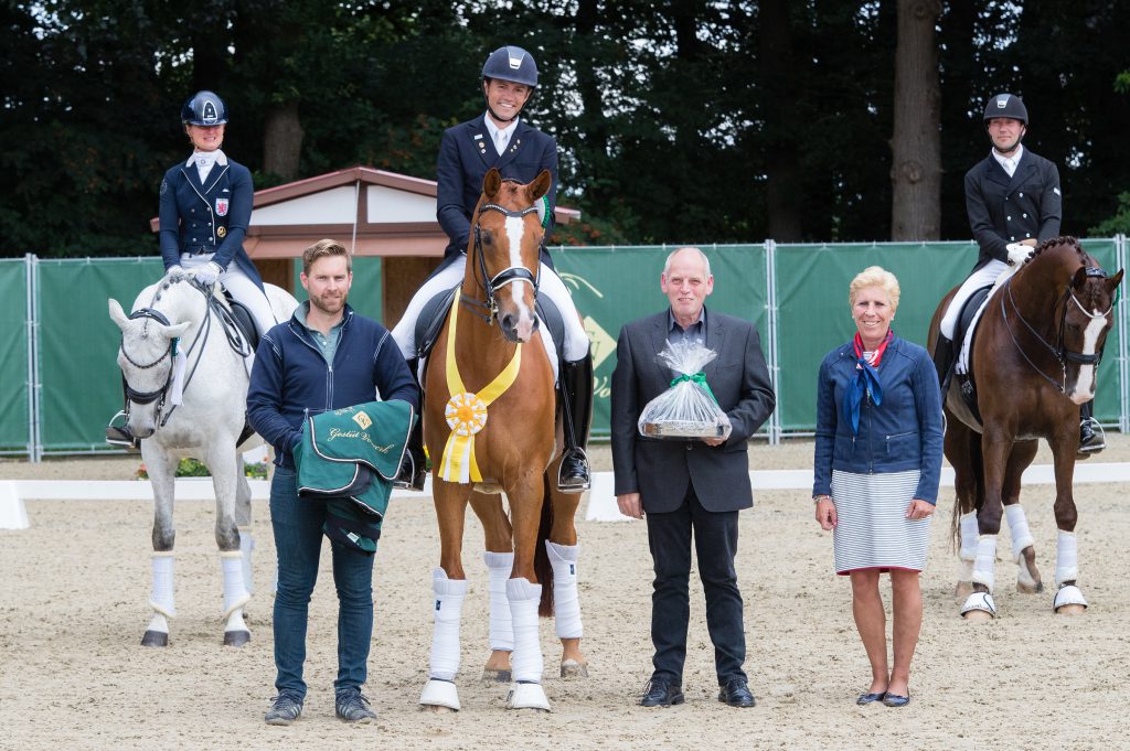 Dressur Cappeln International, Das Inter A-Siegerpaar Christoph Koschel und Ballentines (M.) mit dem Prüfungssponsor Martin Niemann von der Metallbau Martin Niemann GmbH (2.v.r.) und die Chefrichterin Francis Verbeek van Rooy/NED (r.)