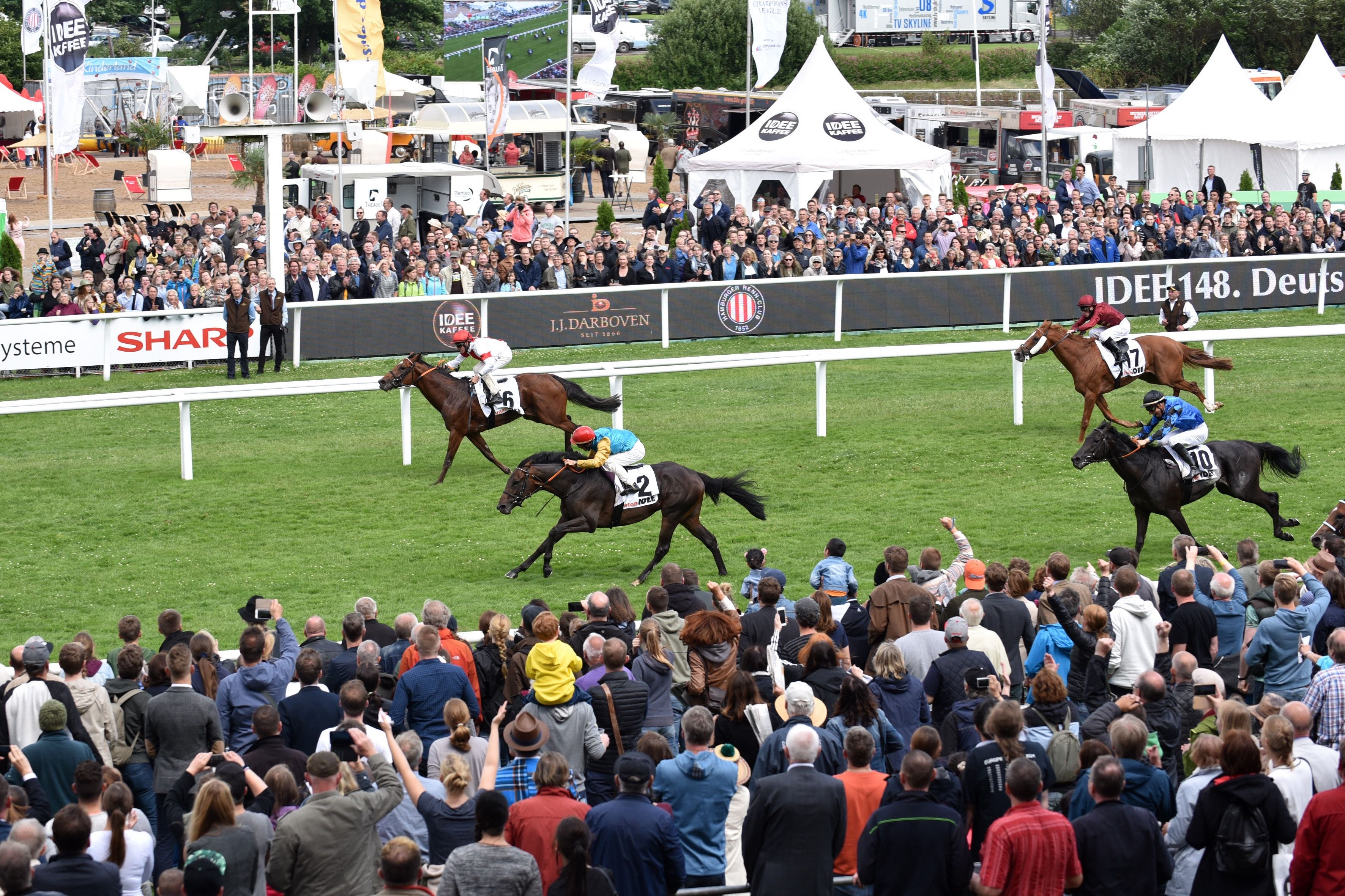 Windstoss mit Maxim Pecheur gewinnt das 148. IDEE Deutsches Derby.