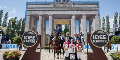 Laureen Budde (GER)/Gosbodino gewinnen den CSI1* IDEE KAFFEE Preis. Es gratulieren Albert Darboven und Veranstalter Volker Wulff. Global Jumping Berlin