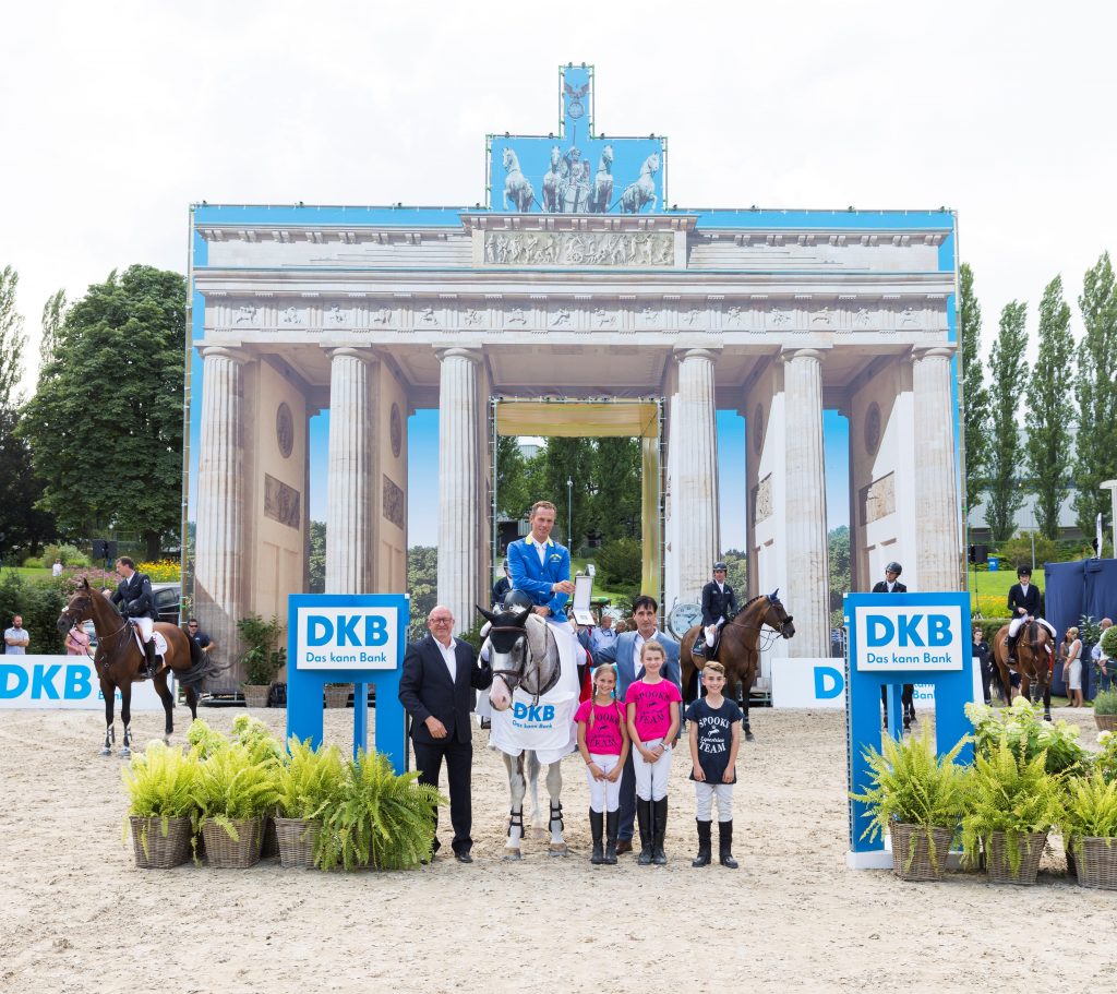 Volker Wulff (Berlin Equestrian Events GmbH), Sieger Christian Ahlmann, Stefan Unterlandstättner (Vorstandsvorsitzender Deutsche Kreditbank AG), Global Jumping Berlin